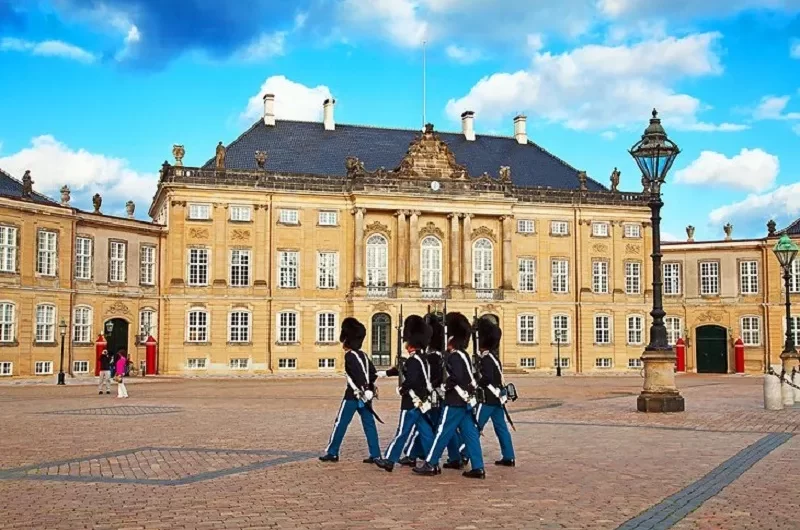 Amalienborg-Castle-800x530-1